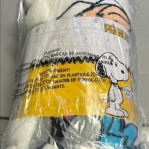 Peanuts plush throw